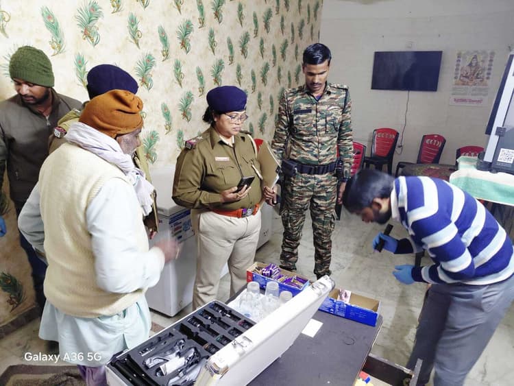 यौन शोषण मामले में गायत्री नगर दौलतपुर के दो कमरों का एफएसएल टीम ने की जांच