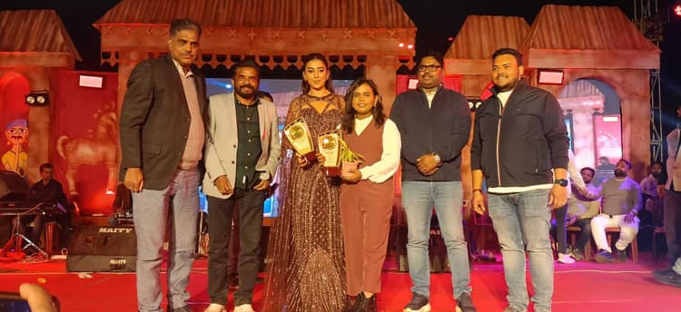 East Singhbhum News : गूंज महोत्सव के तीसरे दिन अक्षरा सिंह व शिल्पी राज ने गीतों से मचाया धमाल