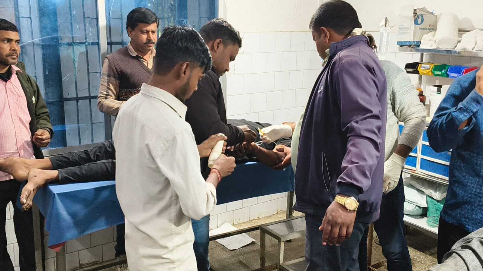 स्कूली बच्चों से भरे मैजिक में घुसी तेज रफ्तार बाइक, दो घायल
