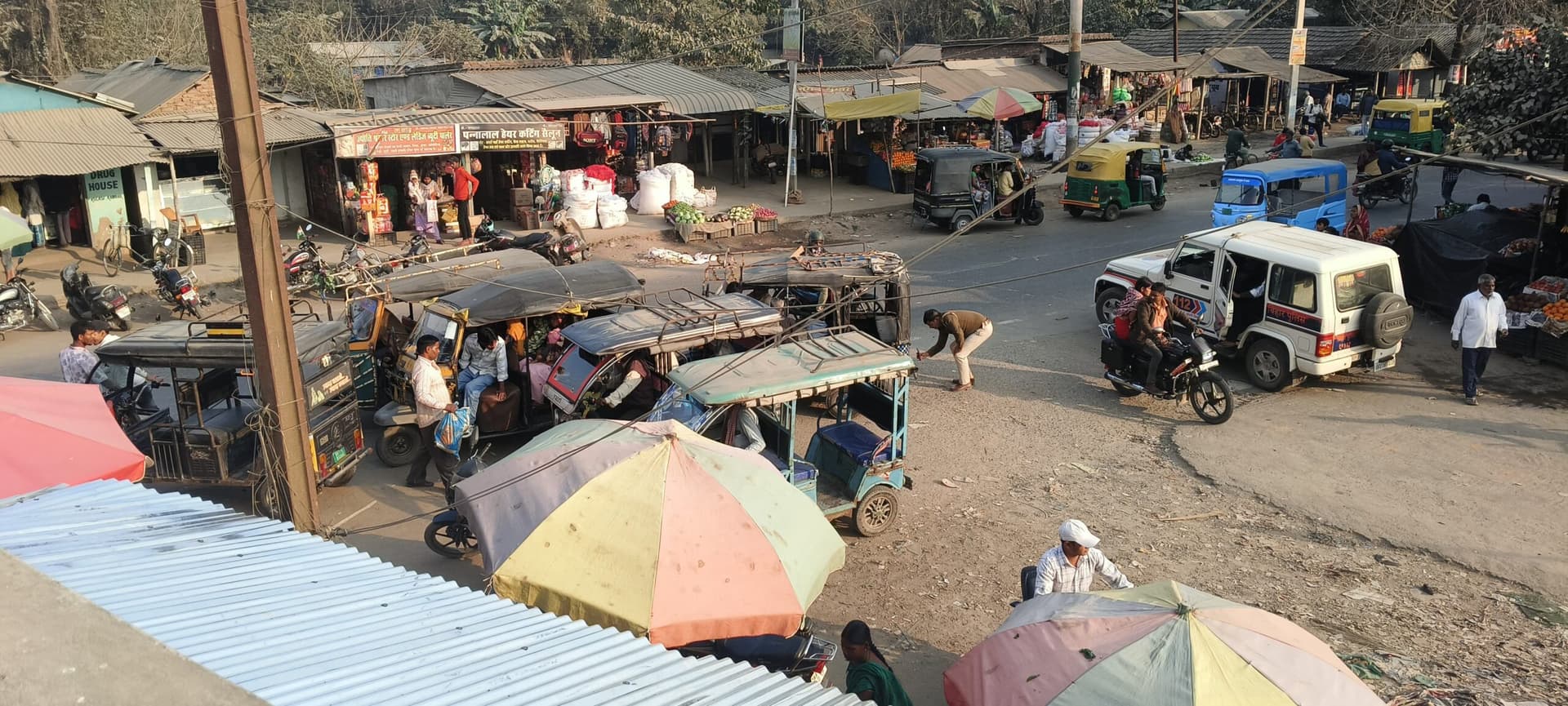 कोलासी बाजार में ऑटो-टोटो सड़क किनारे खड़ी रहने से आवागमन होता है बाधित