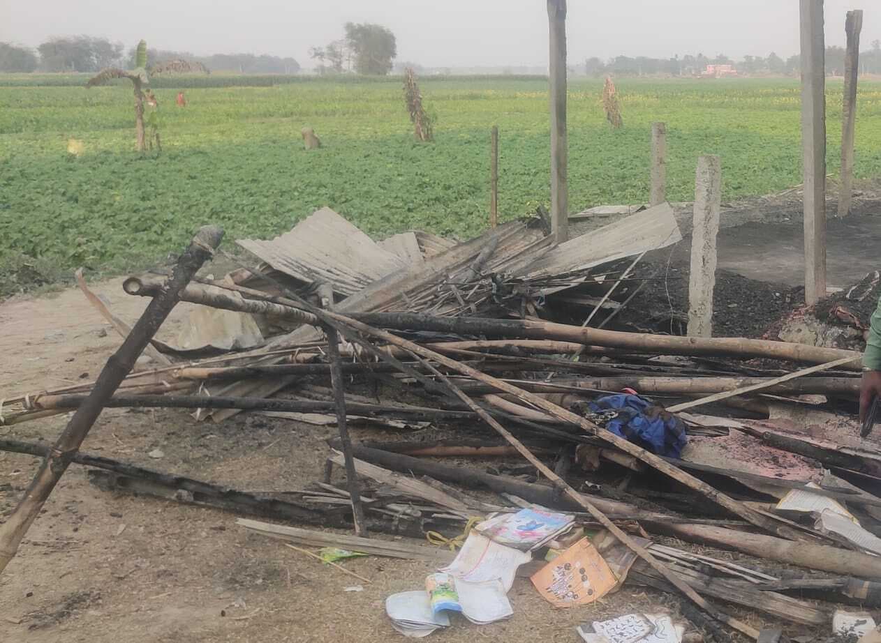 आग लगने से जला सारा सामान, खुले में पढ़ने को बच्चे मजबूर