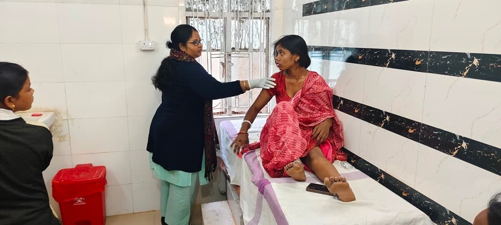 तेज रफ्तार बाइक ने ई-रिक्शा में मारी टक्कर, दो महिलाएं व मासूम घायल