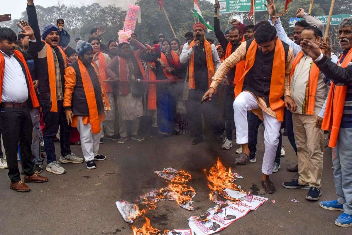 बांग्लादेश में एक और हिंदू पर हमला, बदमाशों ने पेट्रोल डालकर लगा दी आग, हालत गंभीर बांग्लादेश में एक और हिंदू पर हमला, बदमाशों ने पेट्रोल डालकर लगा दी आग, हालत गंभीर