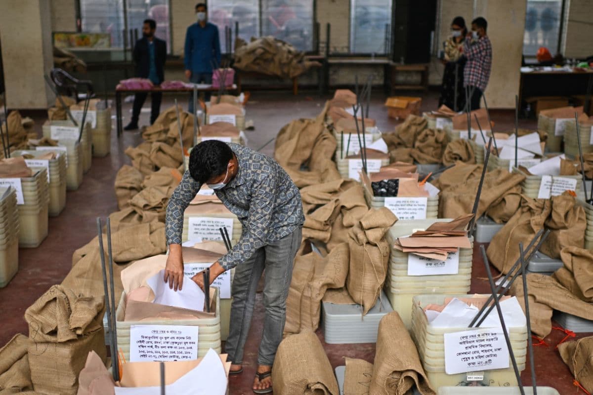 बांग्लादेश चुनाव: वोटिंग के बीच गोपालगंज और मुंशीगंज में हुए धमाके
