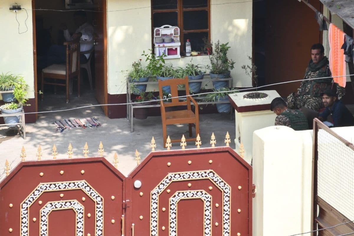 बोकारो में IT रेड का दूसरा दिन: नोट गिनने की मशीन मंगवाई, प्रकाश और सोनू के ठिकानों से मिले बड़े सुराग बोकारो में IT रेड का दूसरा दिन: नोट गिनने की मशीन मंगवाई, प्रकाश और सोनू के ठिकानों से मिले बड़े सुराग