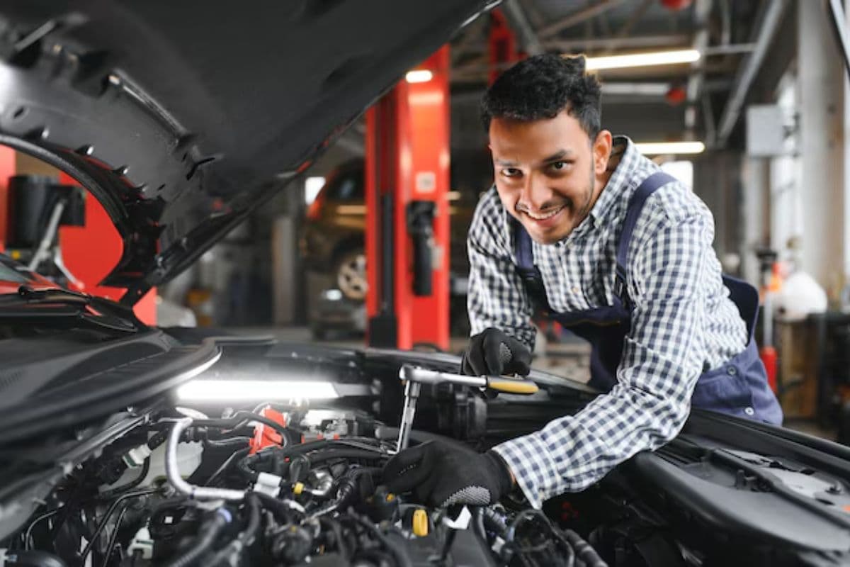 CS को टक्कर! EV इंजीनियरिंग में नौकरियों की भरमार, लाखों में है पैकेज