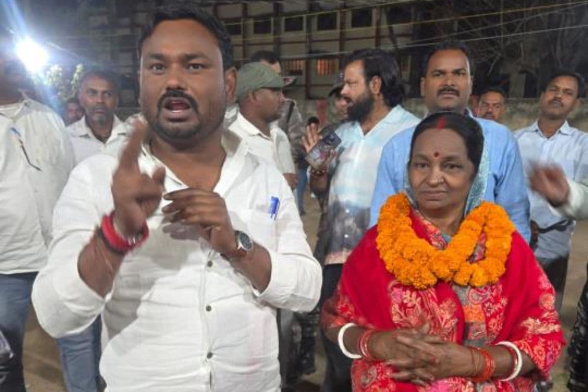 देवघर में मां-बेटे की जोड़ी ने विरोधियों को किया पस्त, रवि राउत बने मेयर तो माता बनीं वार्ड पार्षद देवघर में मां-बेटे की जोड़ी ने विरोधियों को किया पस्त, रवि राउत बने मेयर तो माता बनीं वार्ड पार्षद