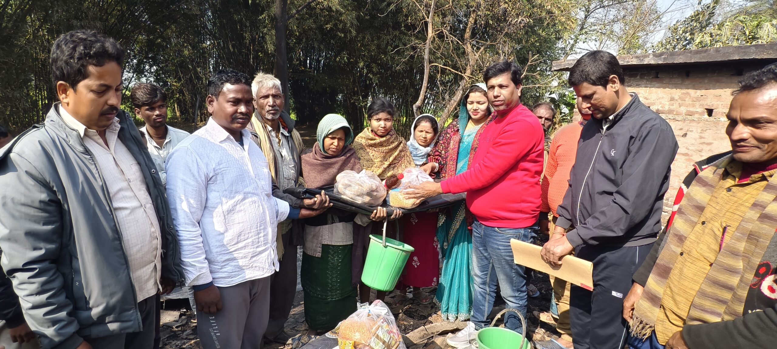 मुखिया ने अग्नि पीड़ित के बीच राहत सामग्री बांटी