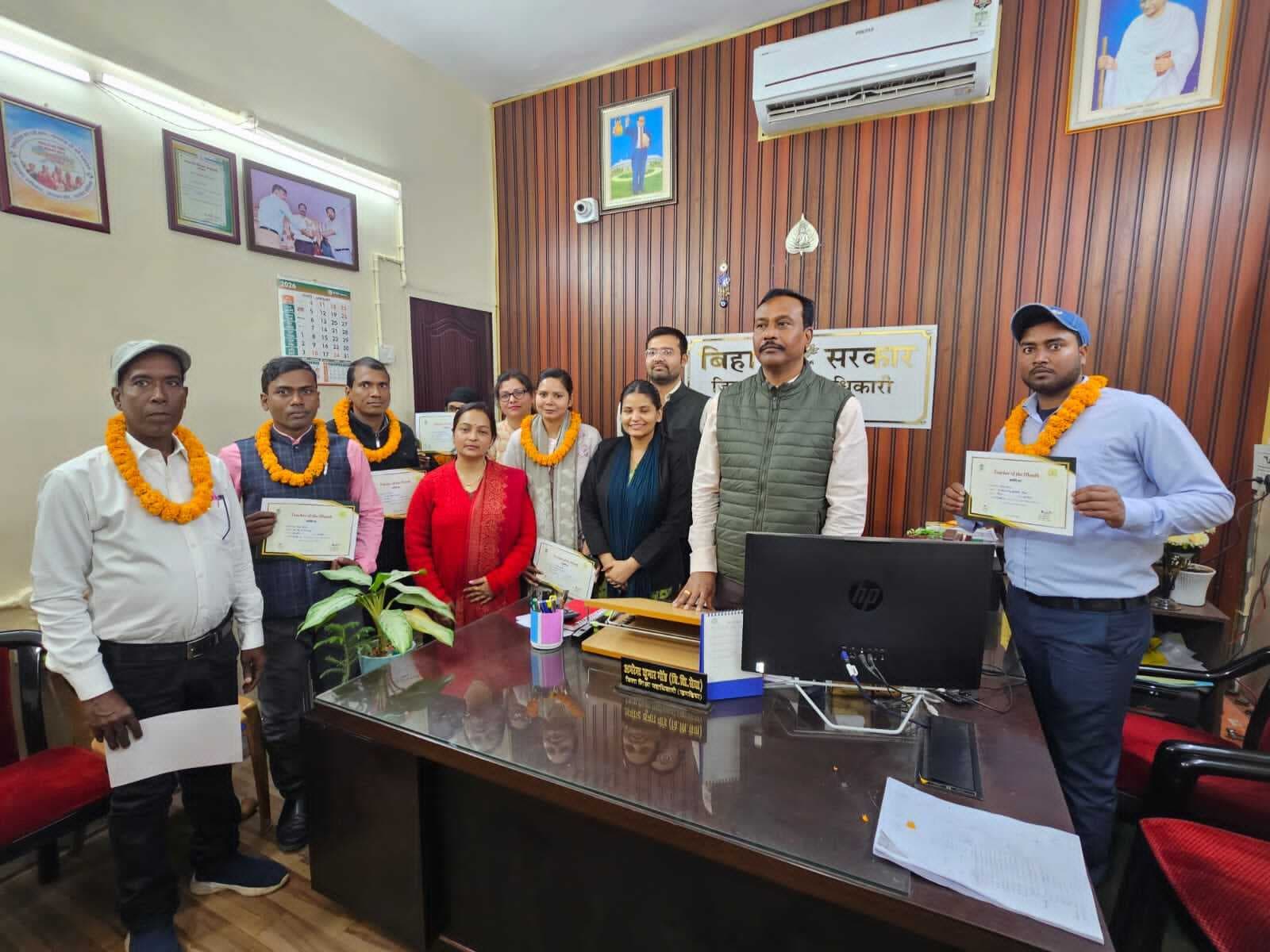 डीइओ ने शिक्षकों को दिया टीचर ऑफ द मंथ का अवार्ड