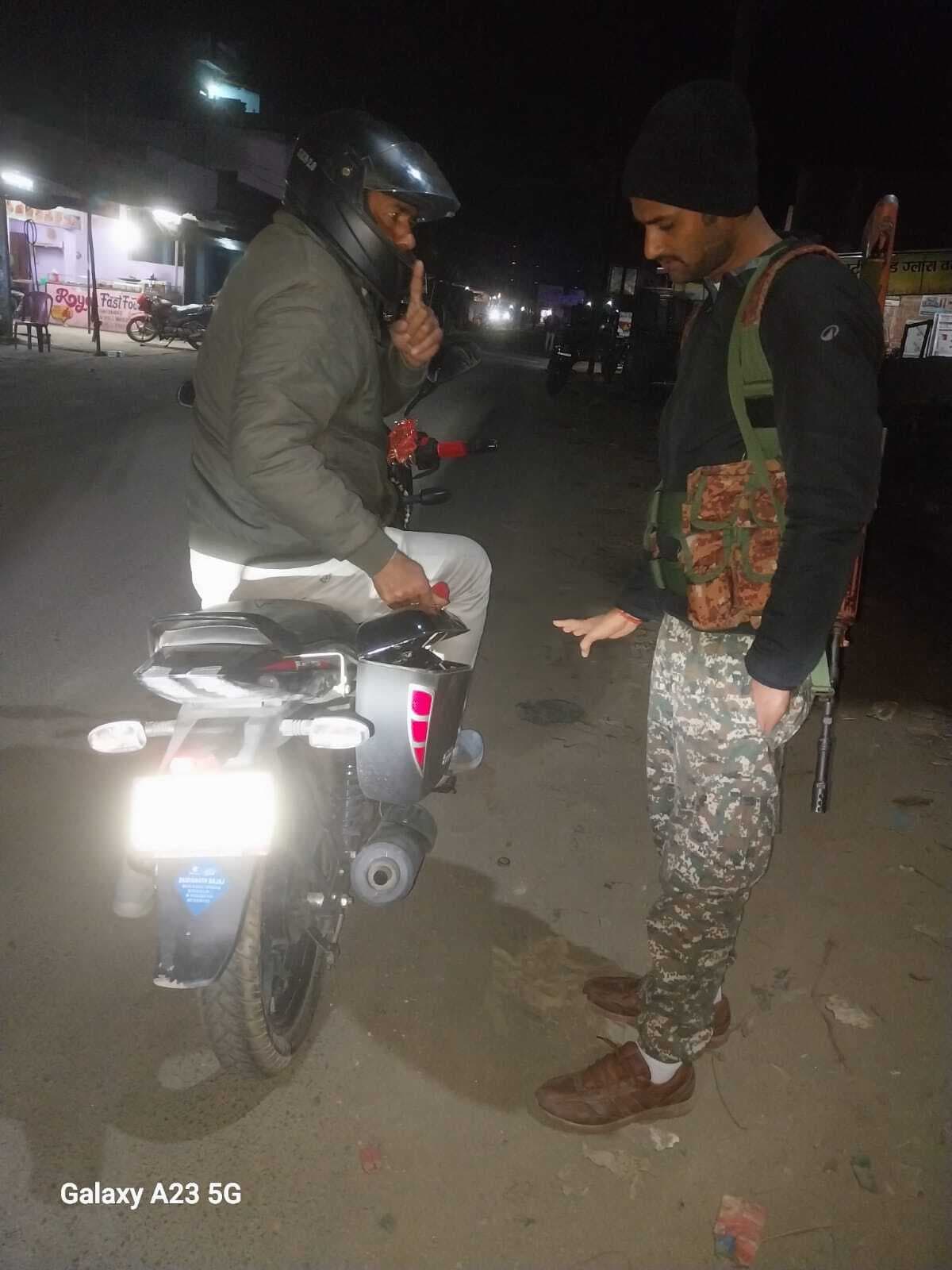 Giridih News :पुलिस ने चलाया वाहन जांच अभियान, नाबालिग बाइक चालकों को हिदायत देकर छोड़ा
