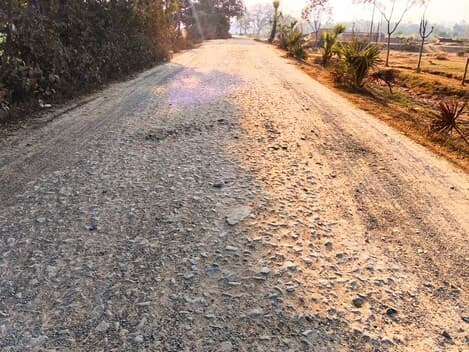 गड्ढों और उखड़ी परतों से ग्रामीण और वाहन चालक परेशान