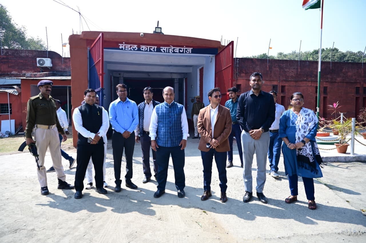 जेल मैनुअल के तहत बंदियों को मिलनेवाली सुविधाओं की जानकारी ली