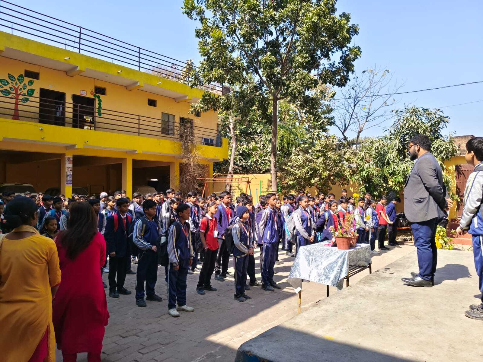 फुलवामा हमले में शहीद हुए जवानों को दी गयी श्रद्धांजलि
