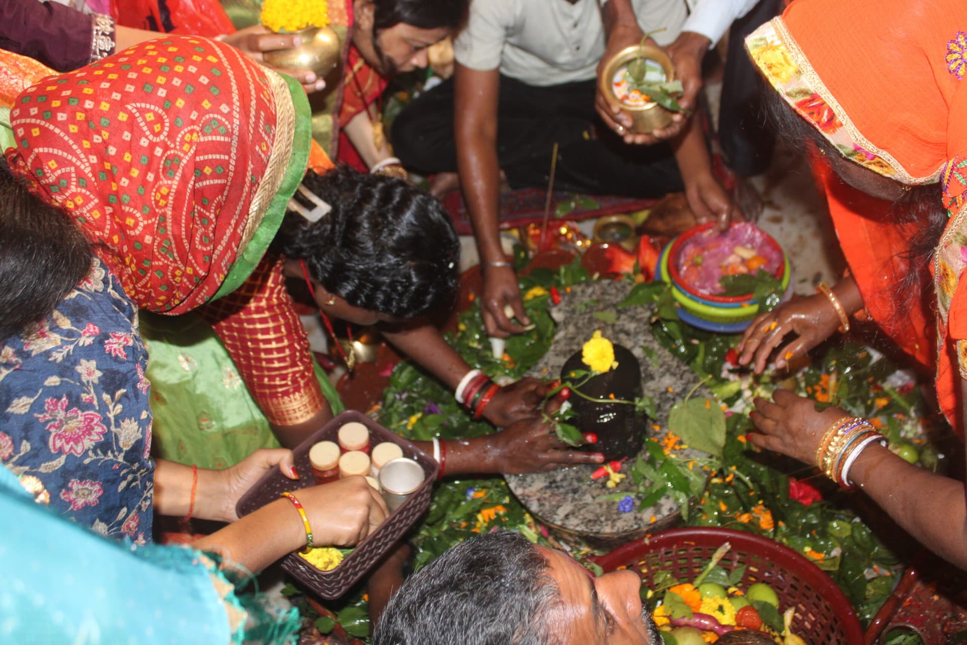 ऐतिहासिक हरगौरी मंदिर में उमड़ा आस्था का सैलाब, हजारों भक्तों ने किया जलाभिषेक