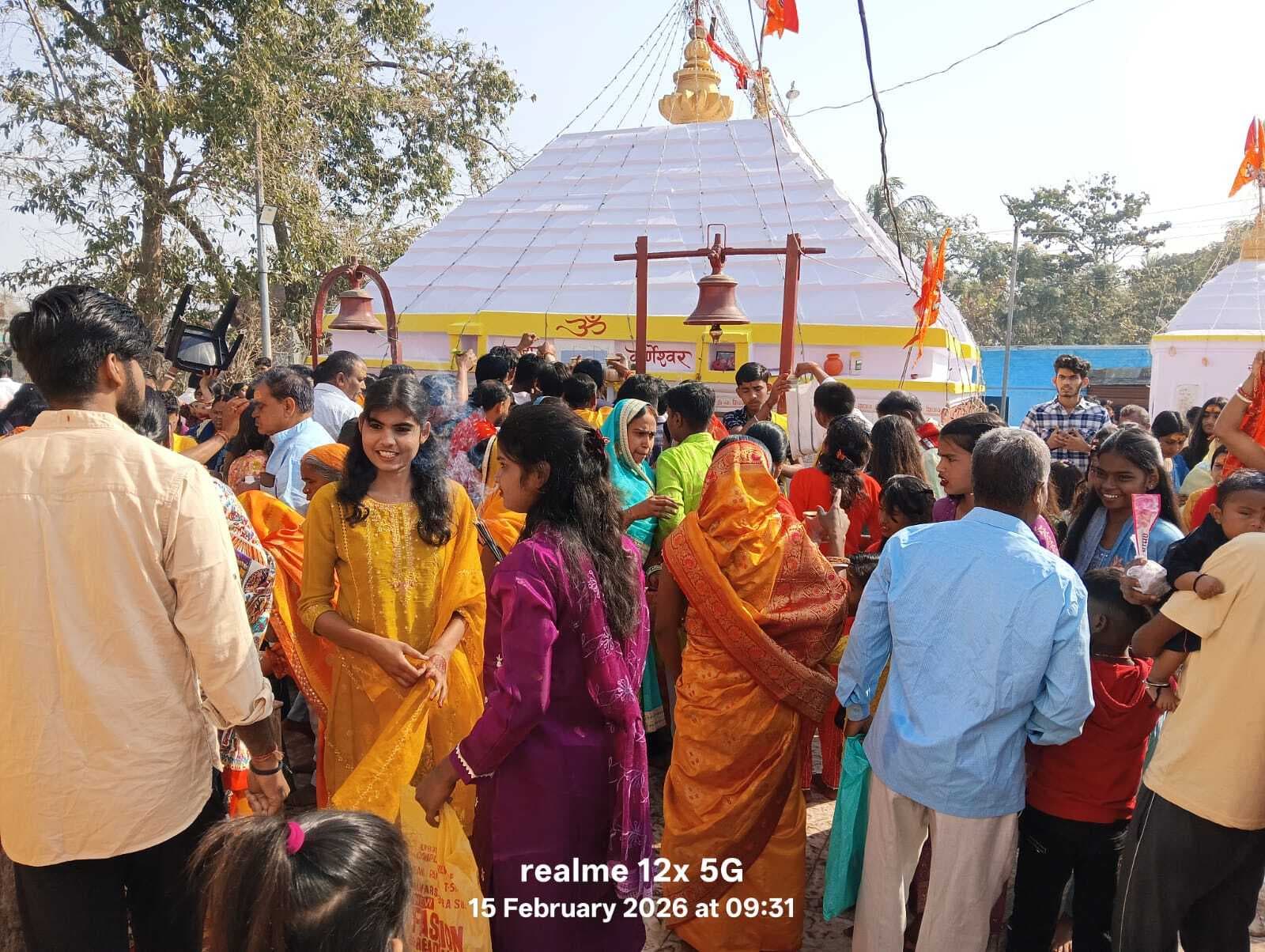 करौं : कर्णेश्वर धाम शिव मंदिर में भक्तों ने की पूजा-अर्चना