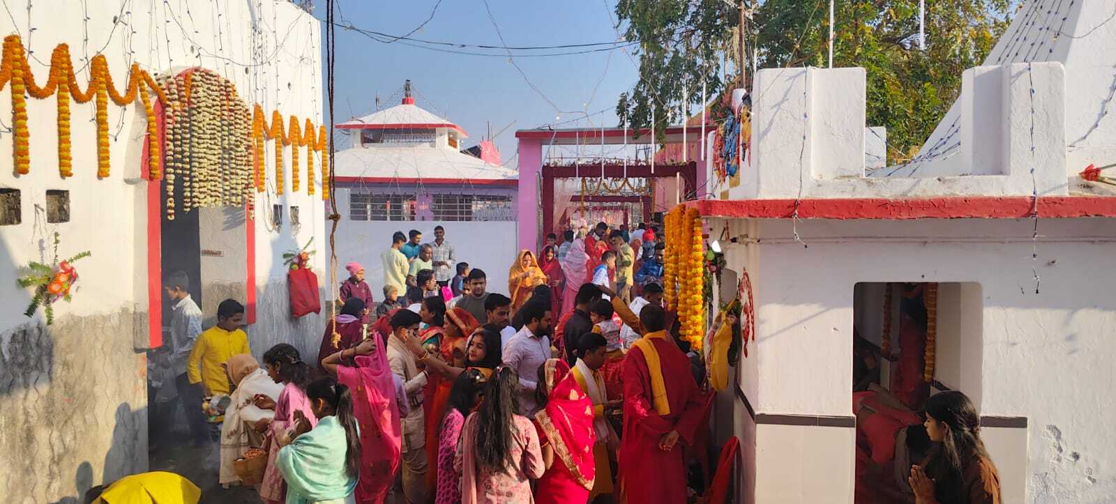 शिवालयों में पूजा-अर्चना के लिए उमड़े भक्त