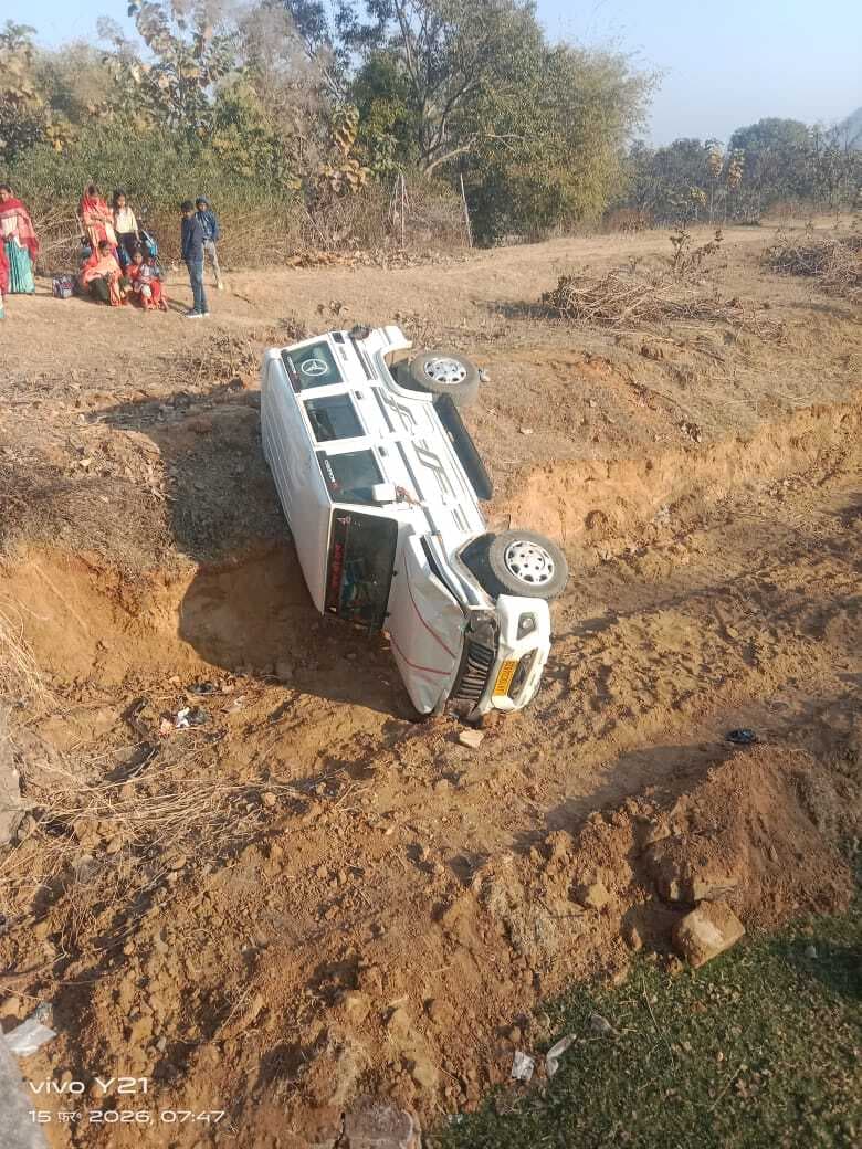 Giridih News :नहर में गिरा चार पहिया वाहन, बाल-बाल बचे लोग
