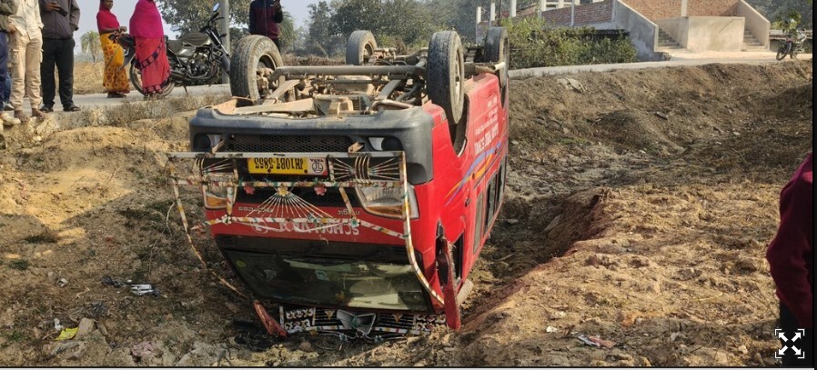 Giridih News :स्कूलों के वाहन चालक उड़ा रहे नियमों की धज्जियां
