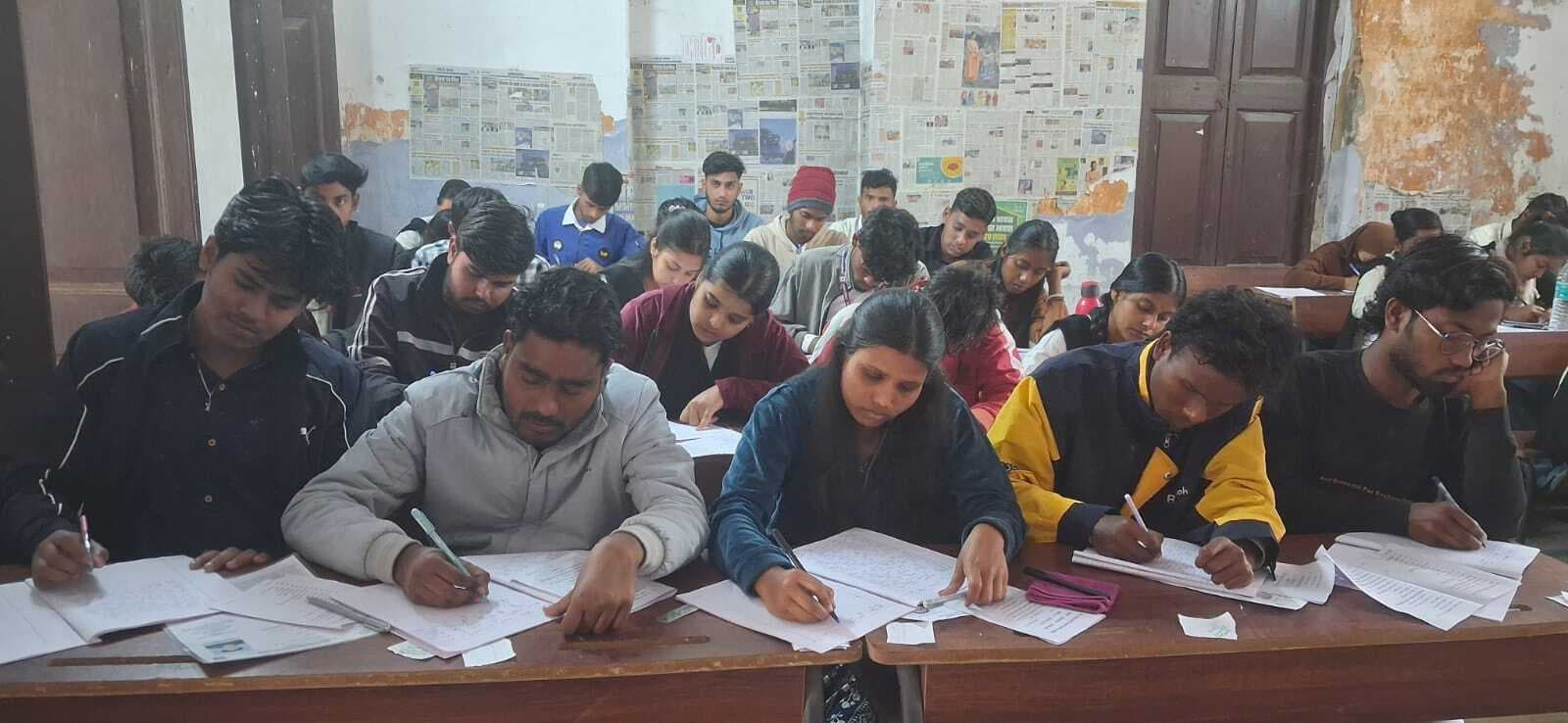 लीड : एक बेंच पर पांच परीक्षार्थी, सभी पास-पास