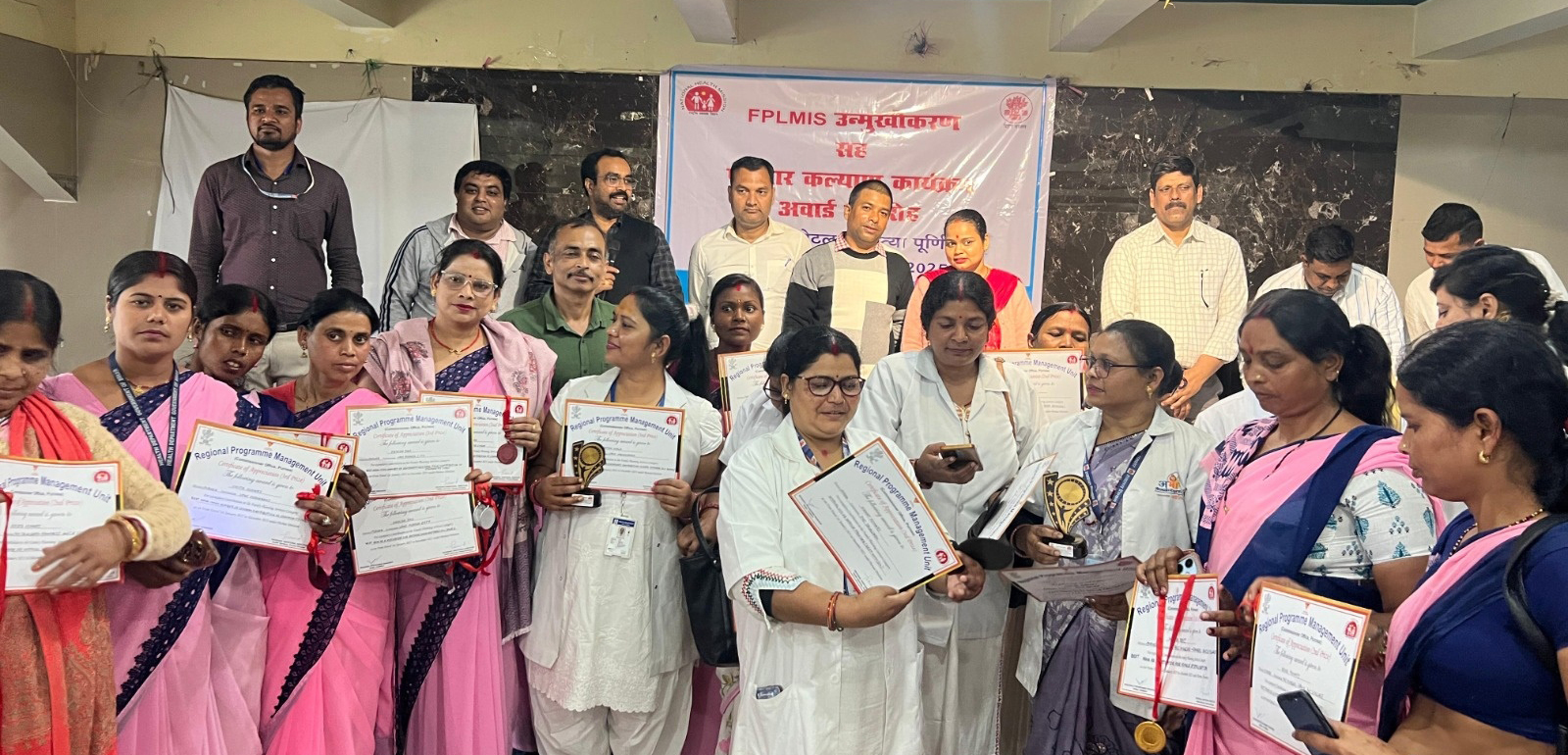 उत्कृष्ट कार्य के लिए सम्मानित किये गये चिकित्सक व स्वास्थ्यकर्मी