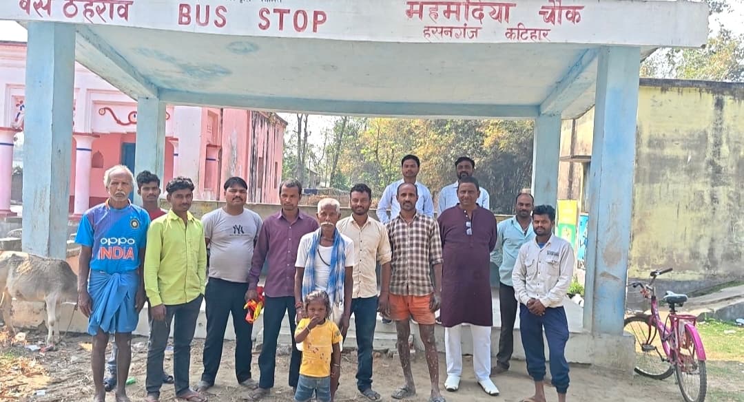 महमदिया में बस ठहराव केंद्र बनी है शोभा की वस्तु