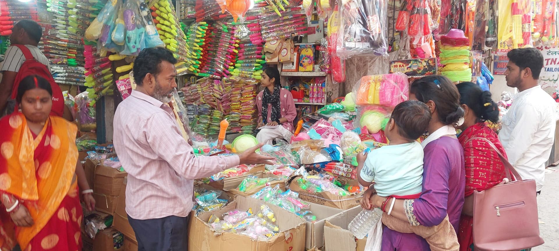 होली को लेकर बाजार हुआ गुलजार, जमकर हो रही खरीदारी