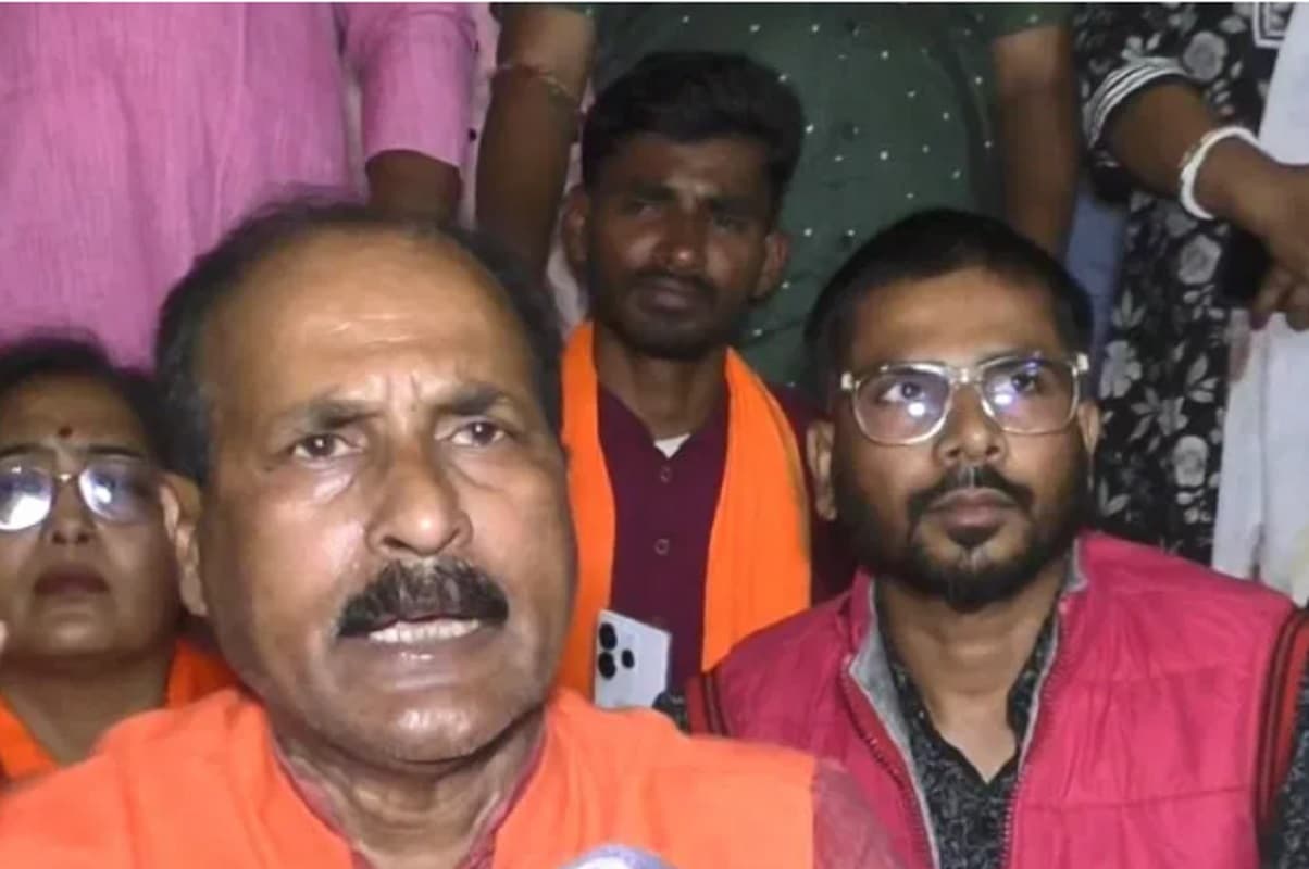 बंगाल के बांकुरा में भाजपा और टीएमसी के बीच झड़प, विधायक ने SP कार्यालय को घेरा बंगाल के बांकुरा में भाजपा और टीएमसी के बीच झड़प, विधायक ने SP कार्यालय को घेरा