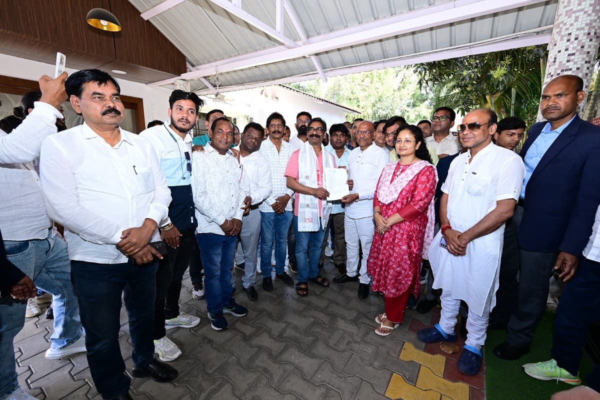 सीएम हेमंत सोरेन से मिले नगर पंचायत अध्यक्ष मनोज चौधरी, सरायकेला के विकास से कराया अवगत सीएम हेमंत सोरेन से मिले नगर पंचायत अध्यक्ष मनोज चौधरी, सरायकेला के विकास से कराया अवगत