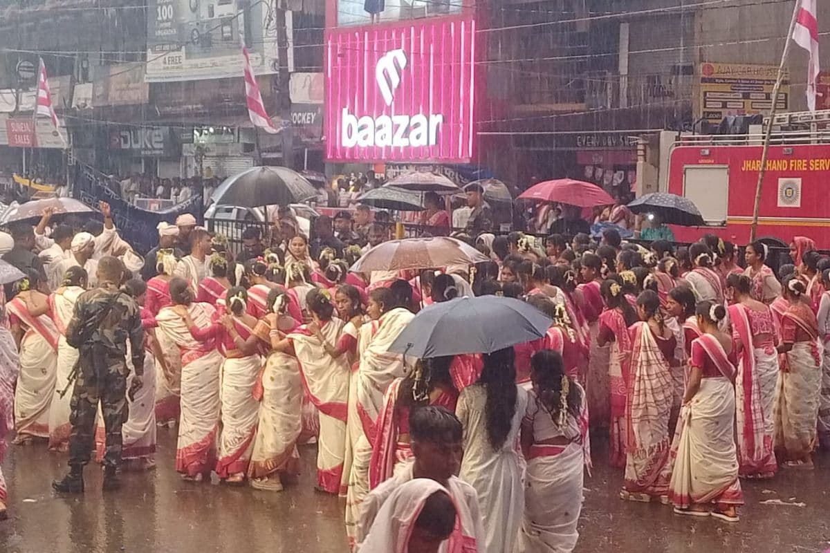 बारिश के बावजूद सरहुल जुलूस में कम नहीं हुआ उत्साह