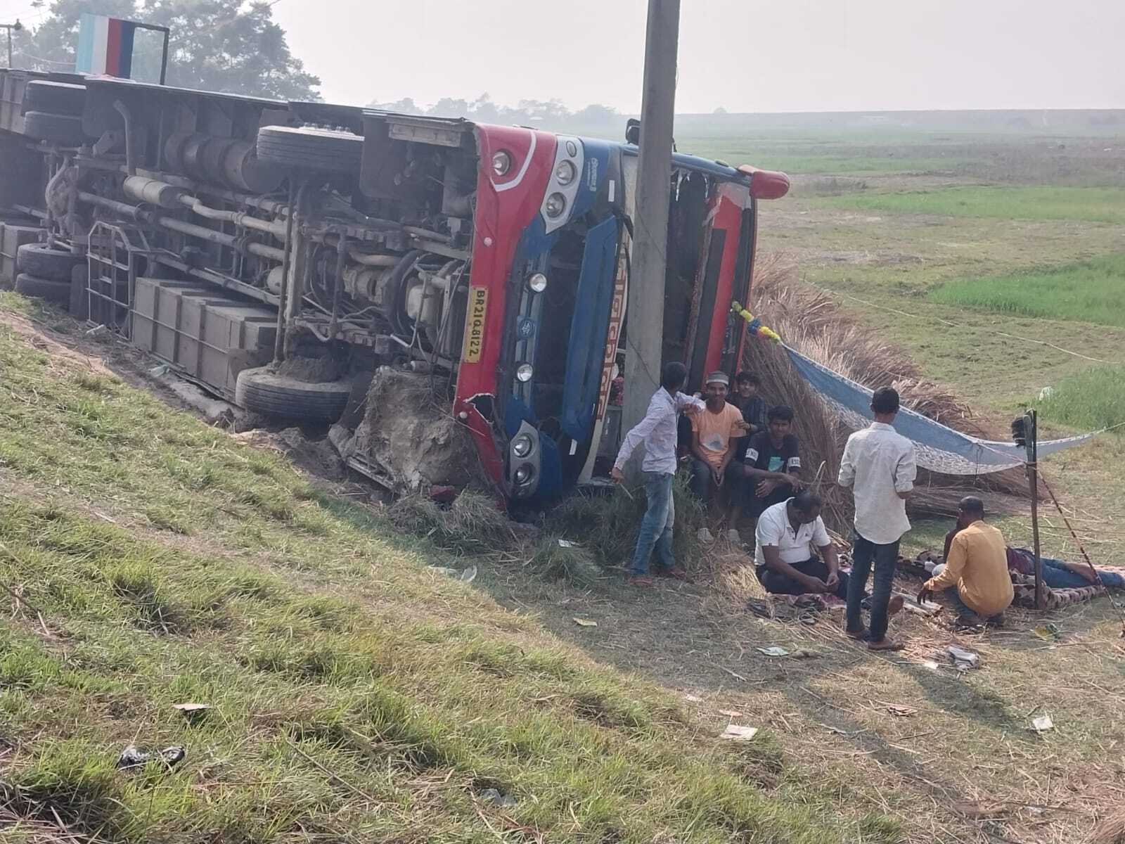 तेज रफ्तार बस पलटी, एक यात्री गंभीर