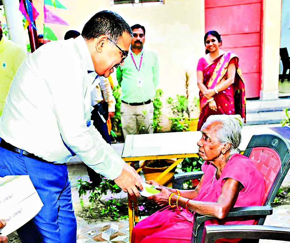 Bokaro News : दिव्यांगों के साथ डीसी ने बांटी जन्म दिन की खुशियां