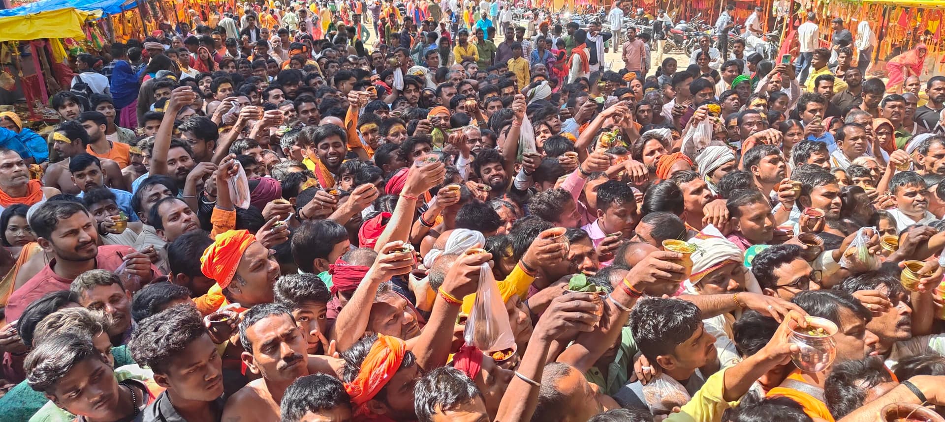 गुप्ताधाम में लाखों शिवभक्तों ने किया जलाभिषेक
