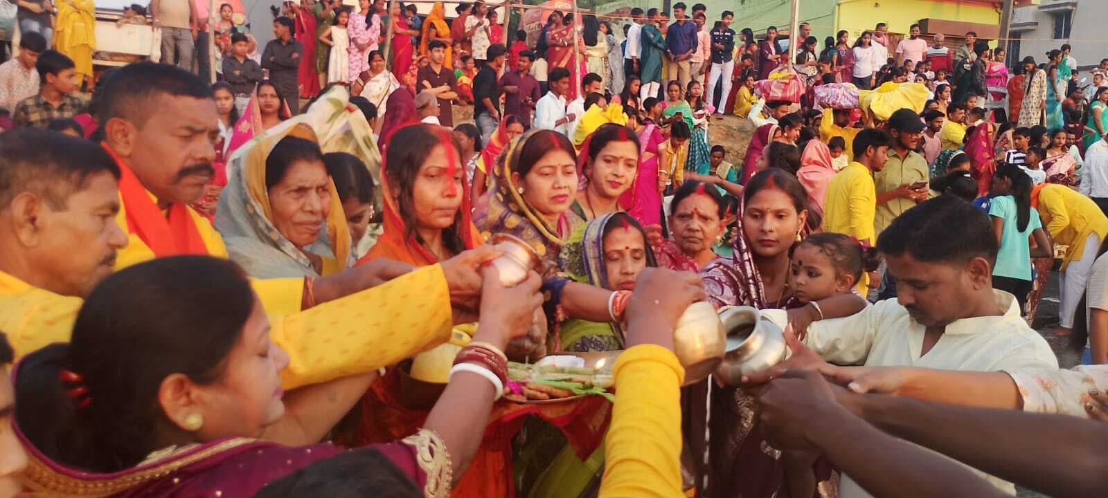 मिहिजाम में अस्ताचलगामी भगवान भास्कर की हुई आराधना