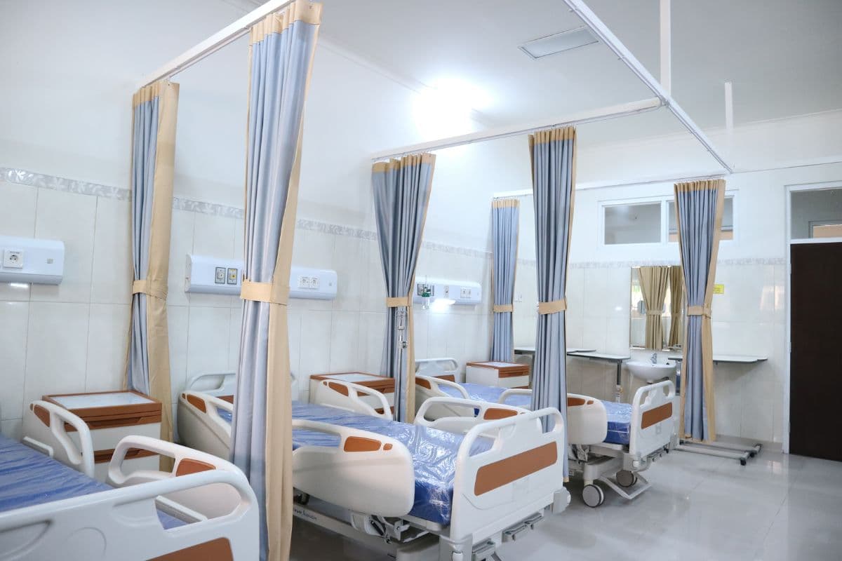 धनबाद के SNMMCH में डॉक्टरों की कमी, कैथलैब और फीमेल मेडिसिन वार्ड बंद