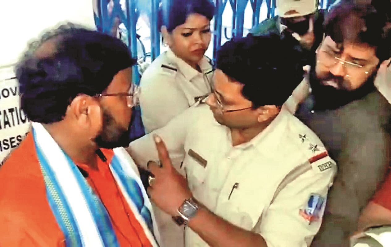 बंगाल चुनाव: वोटरों को धमकाने के आरोप में तृणमूल का पूर्व पार्षद गिरफ्तार, भेजा गया जेल बंगाल चुनाव: वोटरों को धमकाने के आरोप में तृणमूल का पूर्व पार्षद गिरफ्तार, भेजा गया जेल