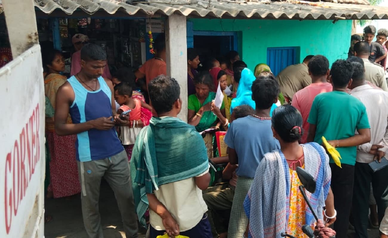 बंगाल में भरे जा रहे अन्नपूर्णा योजना के फॉर्म, तृणमूल ने बीजेपी पर लगाया आचार संहिता तोड़ने का आरोप बंगाल में भरे जा रहे अन्नपूर्णा योजना के फॉर्म, तृणमूल ने बीजेपी पर लगाया आचार संहिता तोड़ने का आरोप