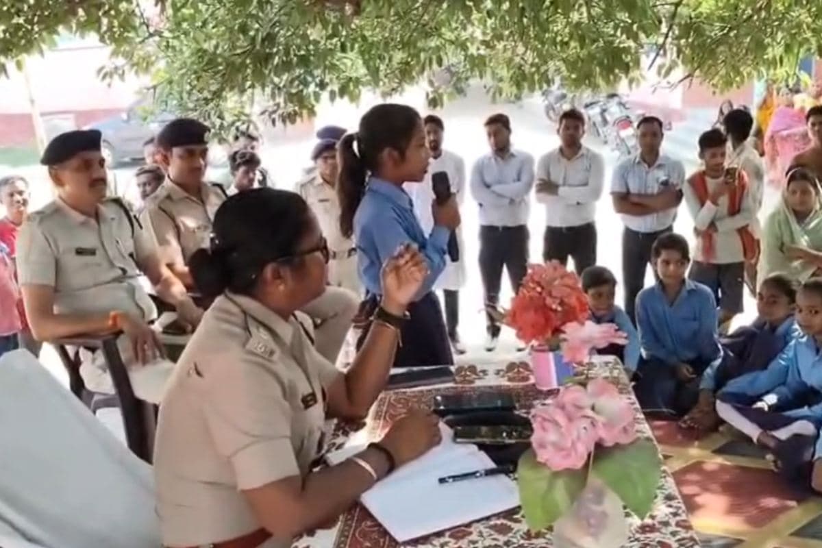 Bagaha News sp nirmala kumari teaches students kasturba school inspiring initiative Bagaha News sp nirmala kumari teaches students kasturba school inspiring initiative