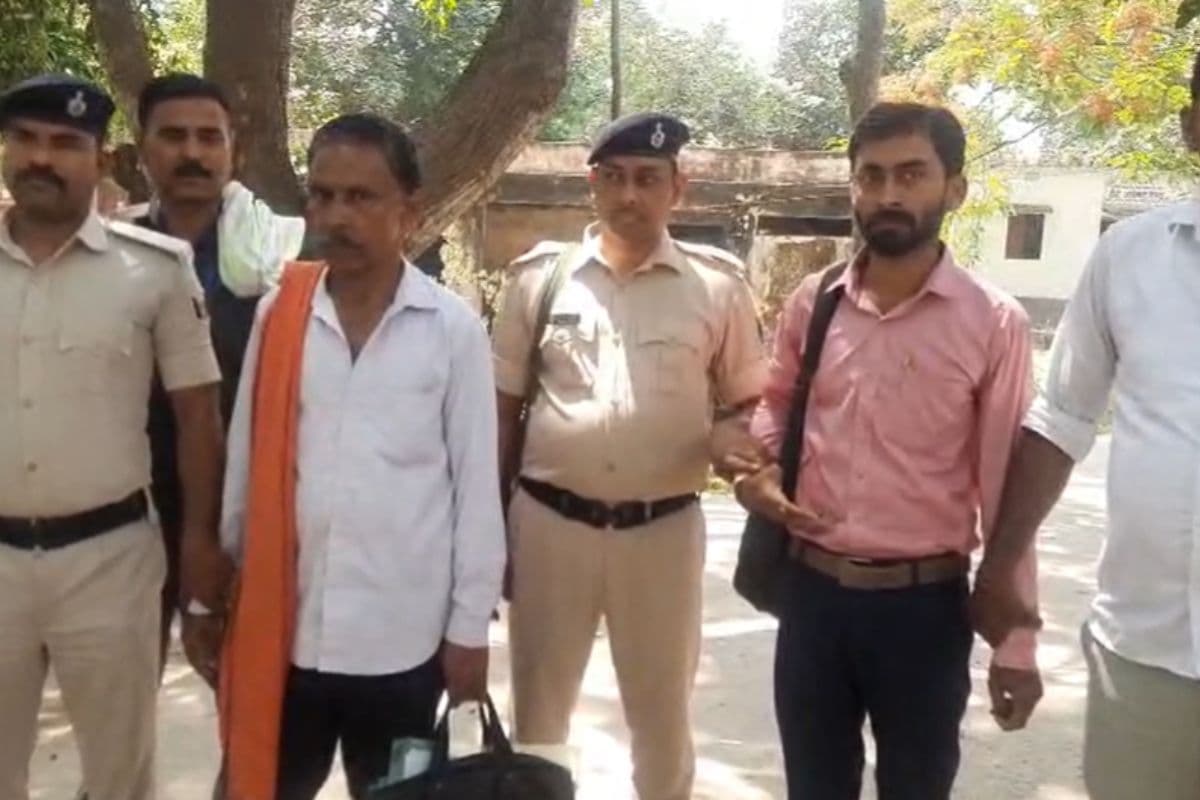 Bihar News madhubani benipatti block office clerk arrested taking bribe Bihar News madhubani benipatti block office clerk arrested taking bribe
