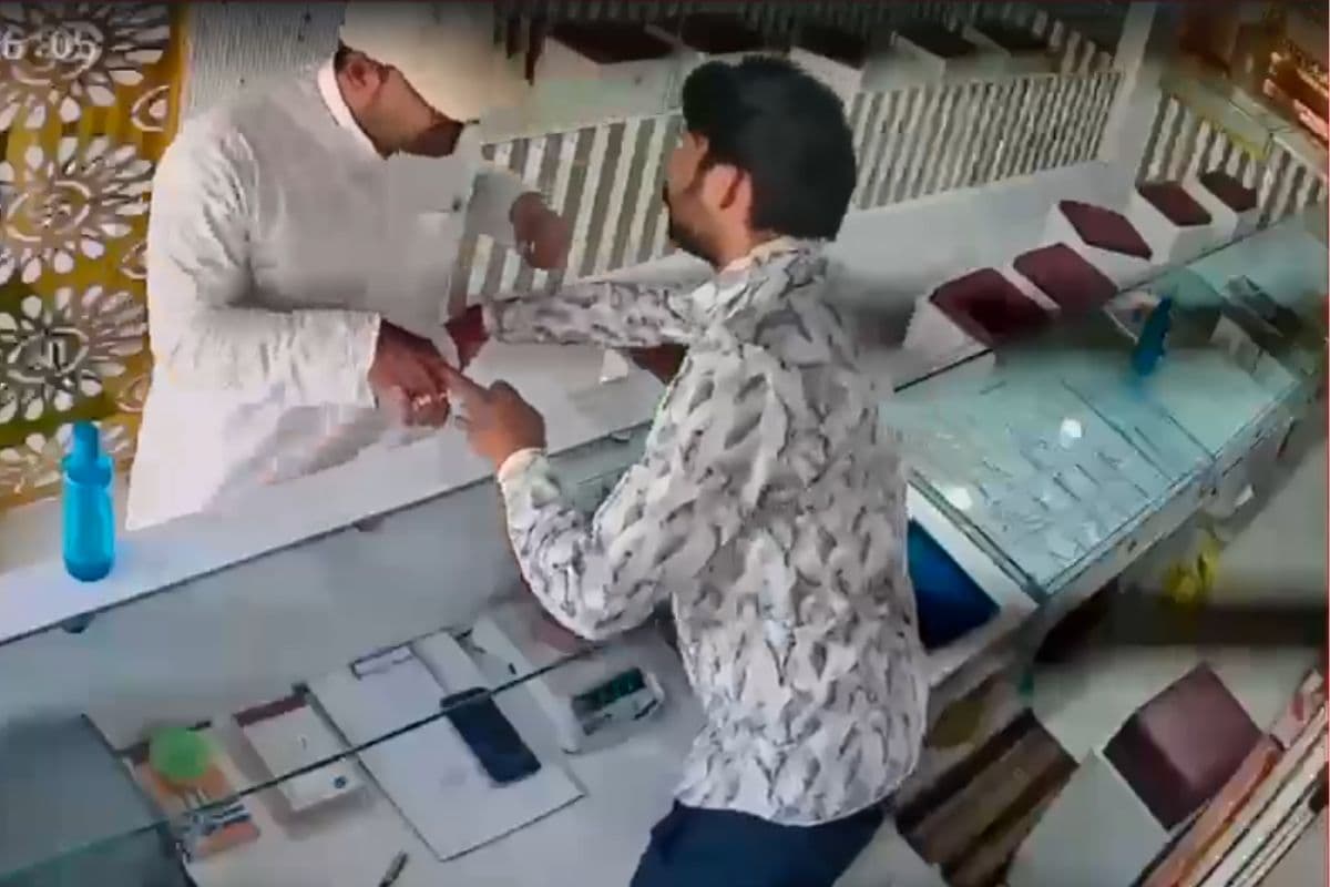 ज्वेलरी शॉप में चोरी करता शख्स ज्वेलरी शॉप में चोरी करता शख्स
