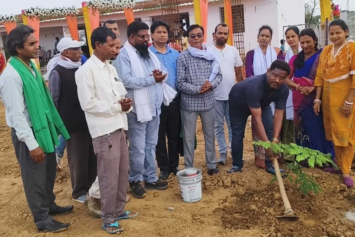 सीनी के सेरेंगदा में ग्रीन वैली इंटरनेशनल स्कूल के उदघाटन के पश्चात पौधारोपण करते विधायक दशरथ गागराई, साथ में अन्य लोग