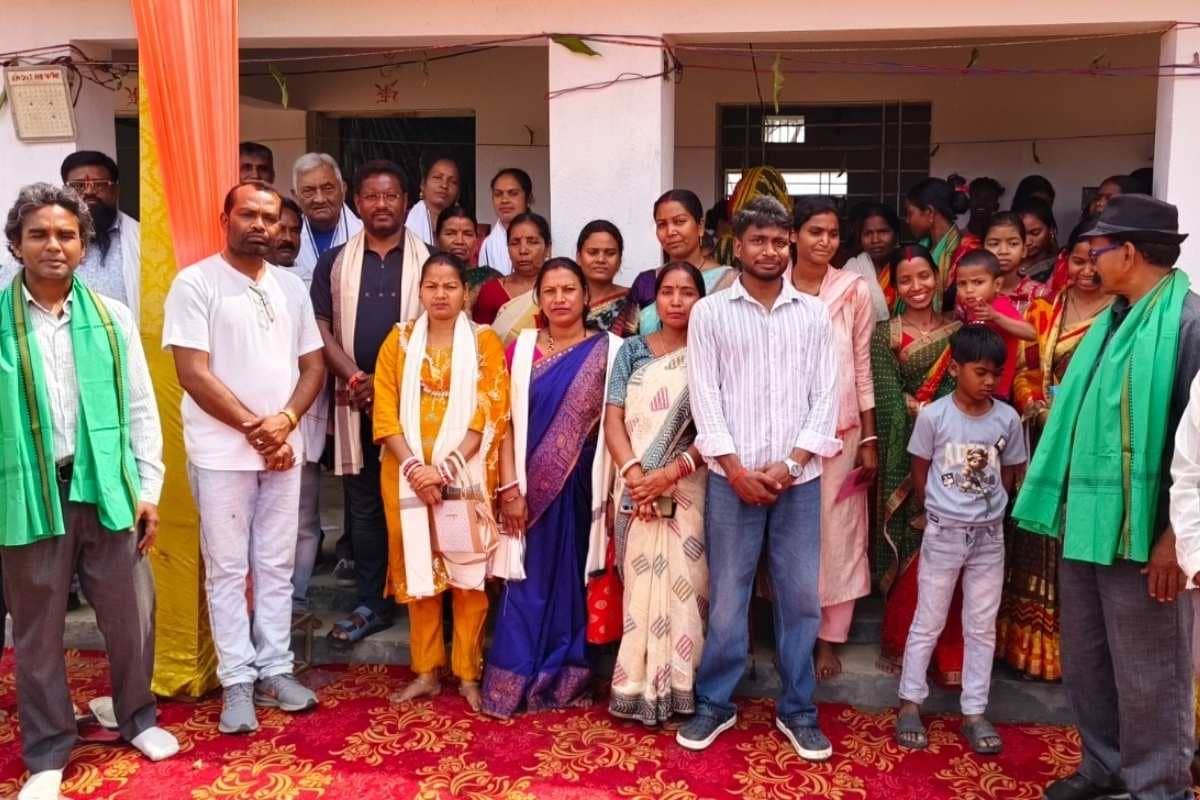 सीनी के सेरेंगदा में ग्रीन वैली इंटरनेशनल स्कूल के उदघाटन कार्यक्रम में शिक्षक व अभिभावकों के साथ विधायक दशरथ गागराई, साथ में अन्य लोग