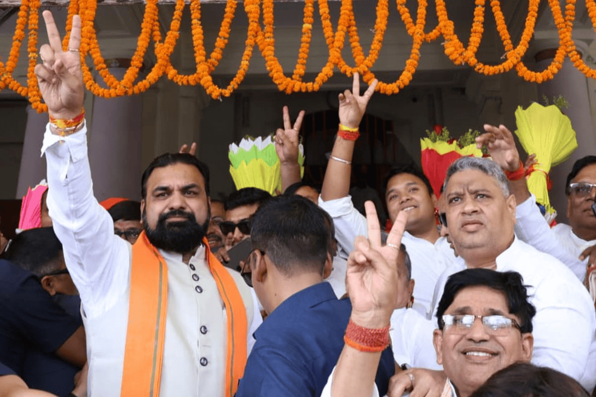 CM Samrat Chaudhary flashed victory sign vidhan sabha CM Samrat Chaudhary flashed victory sign vidhan sabha