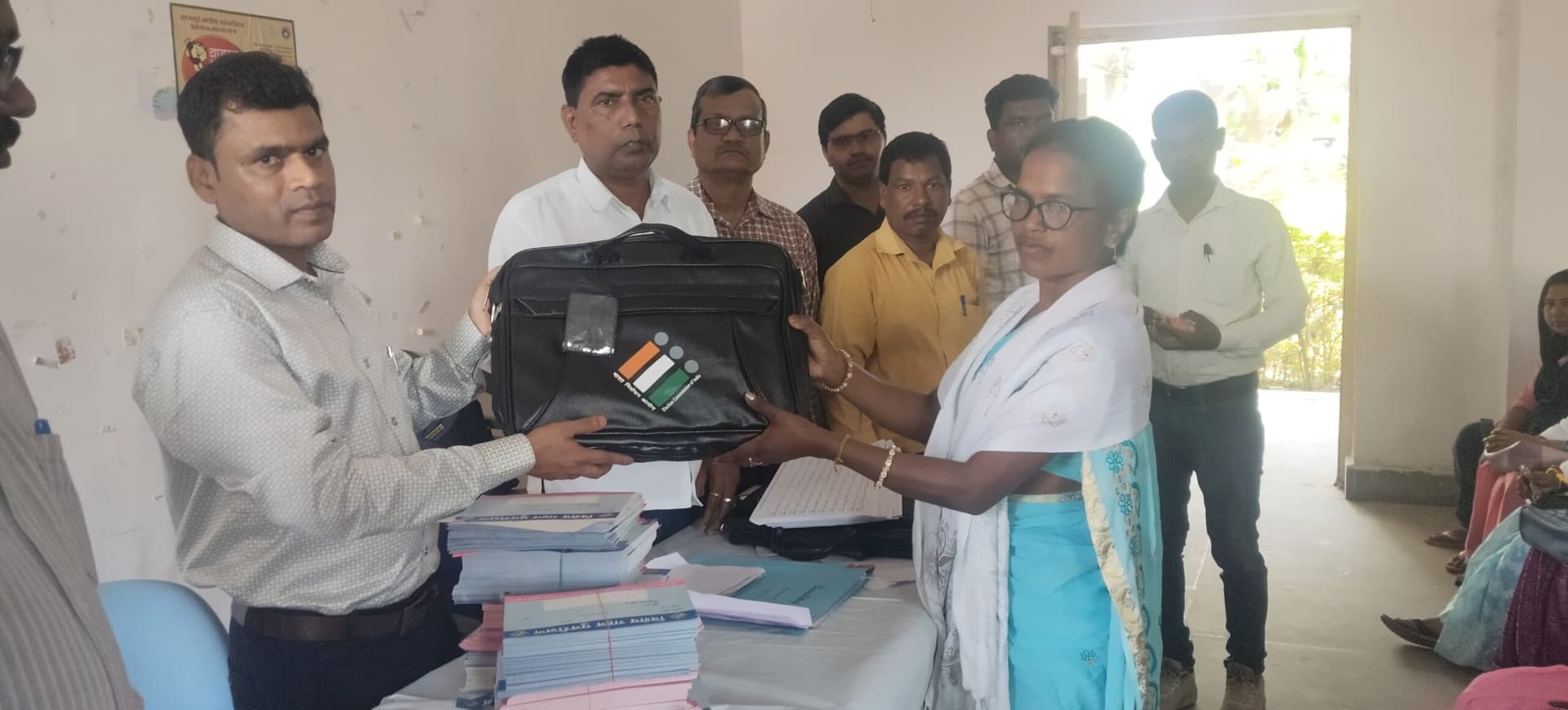एसआइआर को लेकर बीएलओ के बीच किट वितरित