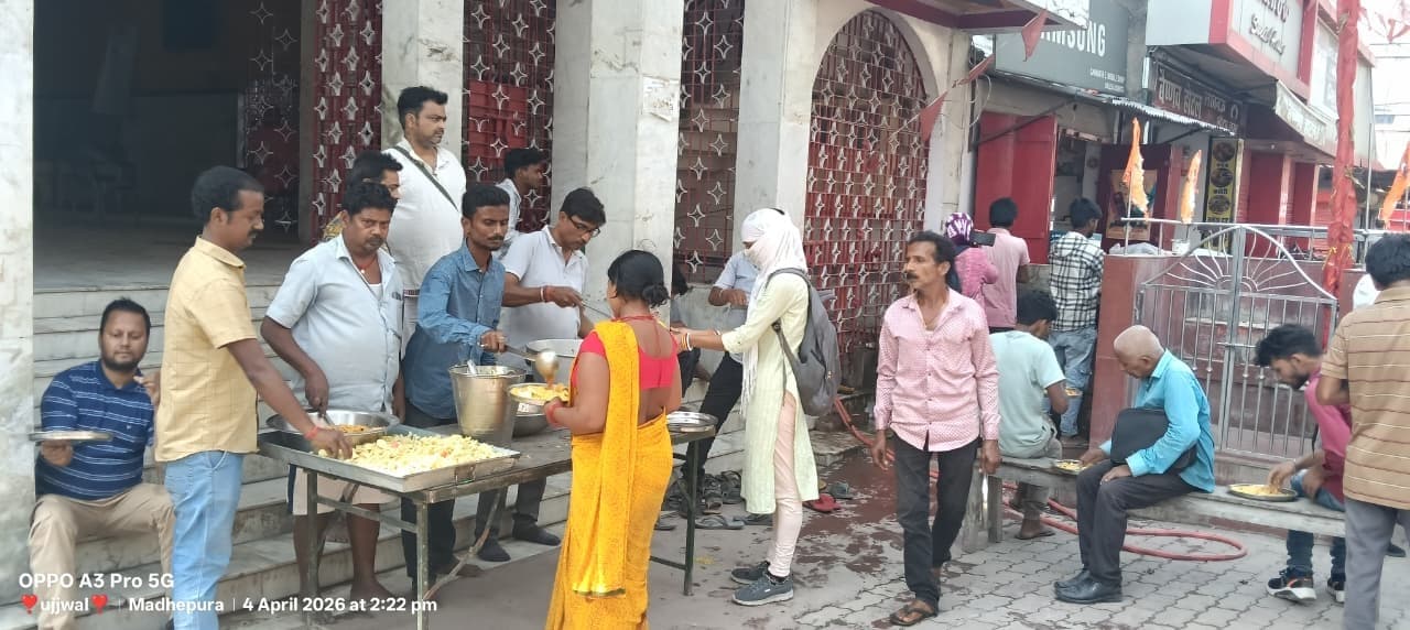 सार्वजनिक श्री बड़ी दुर्गा स्थान में महाप्रसाद का वितरण