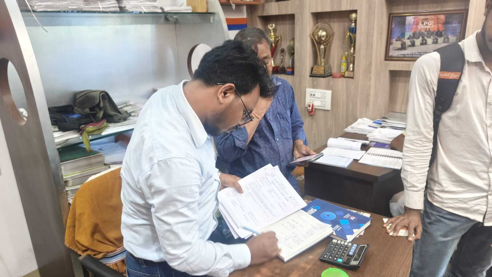 बीएसओ ने पाहन गैस एजेंसी में की गैस वितरण की जांच