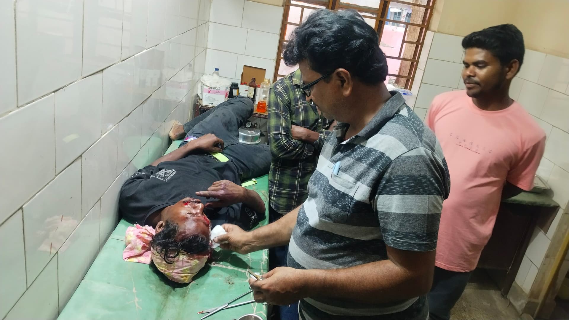 मोहडार गांव में बाइक से गिरकर युवक जख्मी