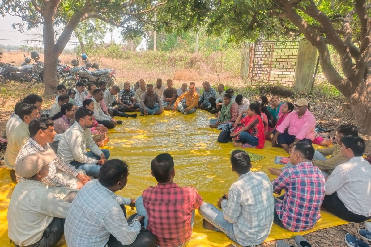 सरायकेला में मनरेगा कर्मियों का हड़ताल जारी, 9-10 अप्रैल को ग्रामीण विकास मंत्री आवास घेराव का ऐलान