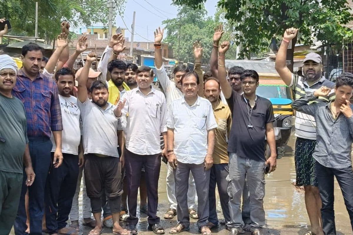 कोरानसराय मुख्य चौक पर प्रदर्शन करते ग्रामीण कोरानसराय मुख्य चौक पर प्रदर्शन करते ग्रामीण