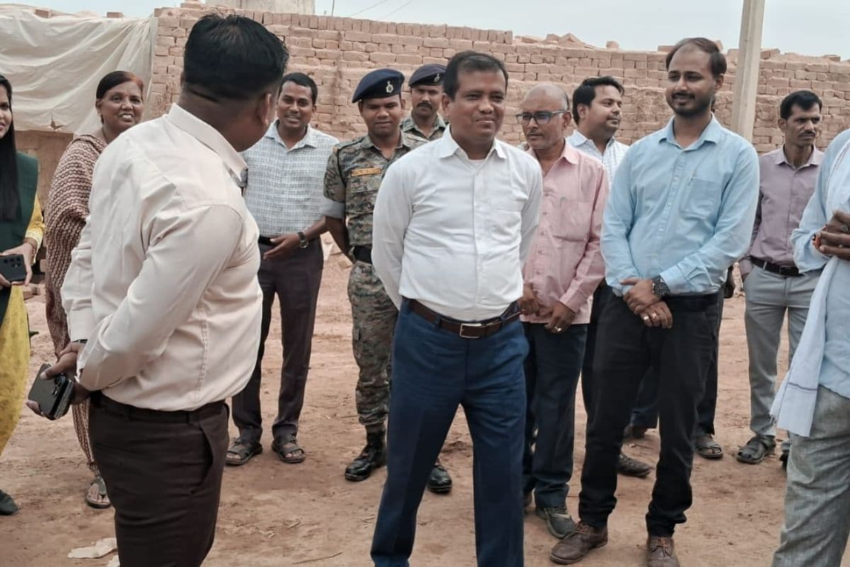 डीएम शेखर आनंद, एवं मौजूद अधिकारी और अन्य लोग। डीएम शेखर आनंद, एवं मौजूद अधिकारी और अन्य लोग।