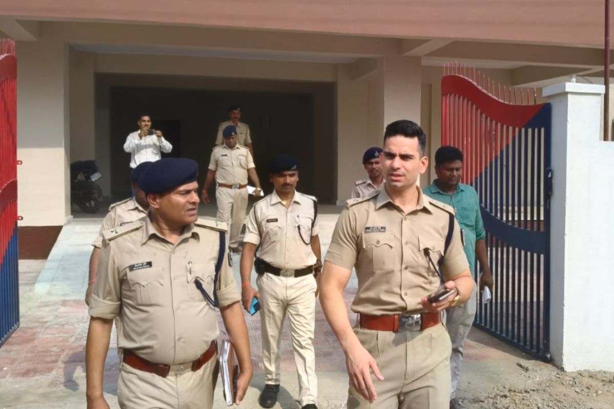 नए भवन का निरीक्षण करते हुए सिटी एसपी पश्चिम भानु प्रताप सिंह। नए भवन का निरीक्षण करते हुए सिटी एसपी पश्चिम भानु प्रताप सिंह।
